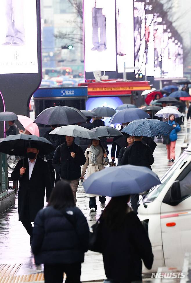 [서울=뉴시스] 김근수 기자 = 비가 내리는 12일 오후 서울 강남구 강남역 사거리 인근에서 우산을 쓴 시민들이 이동하고 있다. 사진은 기사내용과 연관 없음. 2024.03.12. ks@newsis.com