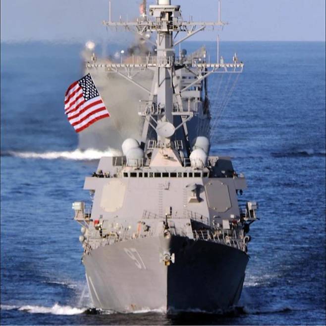 [서울=뉴시스] 미국 제7함대 소속 알레이 버크급 유도미사일 구축함인 할시함이 10일 영유권 분쟁 해역인 남중국해를 항행했다. 할시함 자료사진. <사진출처: 페이스북> 2024.05.10