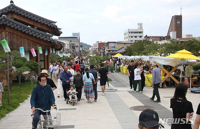 [남원=뉴시스] 김종효 기자 = 지난해 열린 '제93회 춘향제' 광한루원 북문 앞 거리에 많은 인파가 몰려 있는 모습이다. 2024.05.10. kjh6685@newsis.com