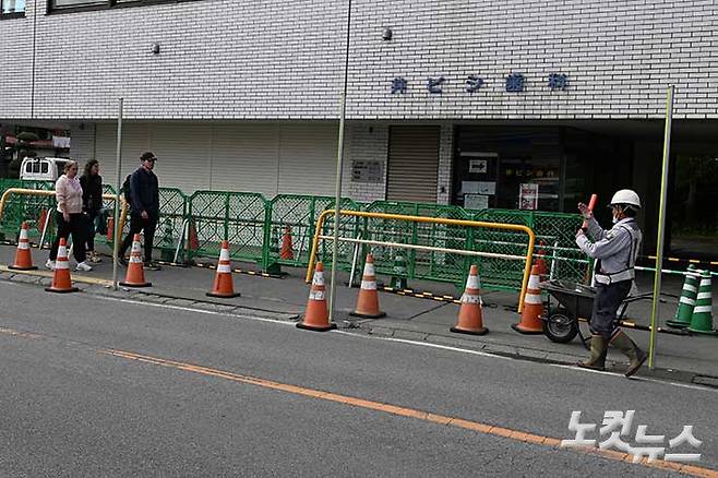 후지 가와구치코 로손 에키마에점 도로 건너편 인증샷 촬영 포인트에서 사진 촬영을 하려는 관광객이 제지 당하는 모습. 최원철 기자