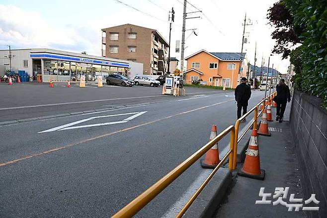후지 가와구치코 로손 에키마에점 도로 건너편 인증샷 촬영 포인트에서 차도를 걸어가는 관광객의 모습. 최원철 기자