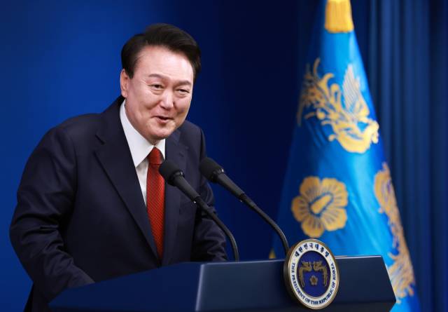 ▲윤석열 대통령이 9일 오전 서울 용산 대통령실 청사 브리핑실에서 열린 '윤석열정부 2년 국민보고 및 기자회견'에서 취재진 질문에 답하고 있다. ⓒ연합뉴스