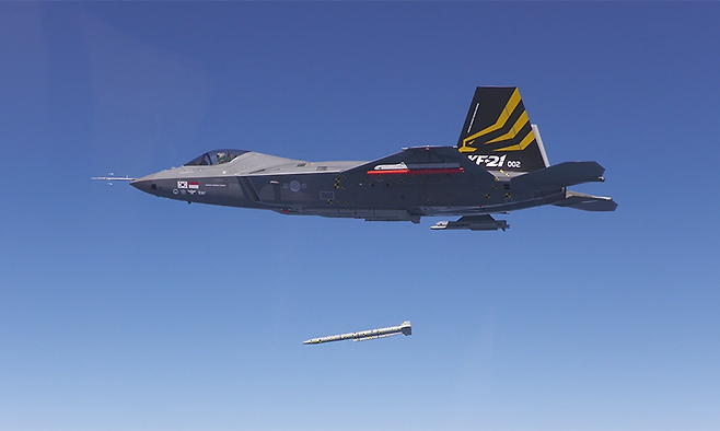 KF-21 전투기에서 미티어 중거리 공대공미사일이 투하되고 있다. 세계일보 자료사진
