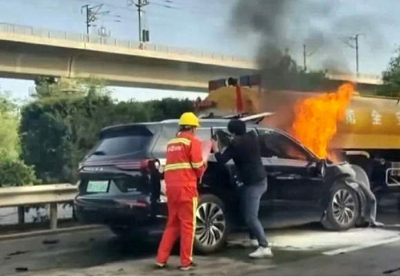중국의 고속도로에서 불길이 치솟는 아이토M7 차량에 불이 붙은 모습이다