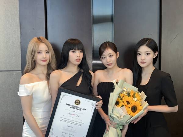 ▲ 9일 열린 '2024 브랜드 고객충성도 대상'에서 여자 아이돌 신인 부문 고객충성도 대상을 수상한 키스오브라이프. 제공|S2엔터테인먼트