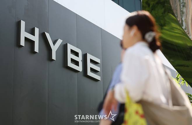 (서울=뉴스1) 김민지 기자 = 29일 오전 서울 용사구 하이브 사옥 앞으로 시민이 지나가고 있다.  최근 하이브는 경영권 탈취 의혹과 관련해 민희진 어도어 대표를 업무상 배임 혐의로 고발했으며, 오는 30일 어도어 이사회 소집을 요구했다. 2024.4.29/뉴스1  Copyright (C) 뉴스1. All rights reserved. 무단 전재 및 재배포,  AI학습 이용 금지. /사진=(서울=뉴스1) 김민지 기자