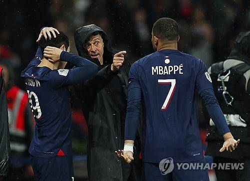 PSG와 용품 스폰서 나이키가 10일(한국시간) 공식 홈페이지를 통해 2024-2025시즌 새로운 홈 유니폼을 발표했다.&nbsp;다만 팀을 떠날 것이 유력한 킬리앙 음바페, 그리고 이강인이 유니폼 모델로 등장하지 않아 눈길을 끌었다. 연합뉴스