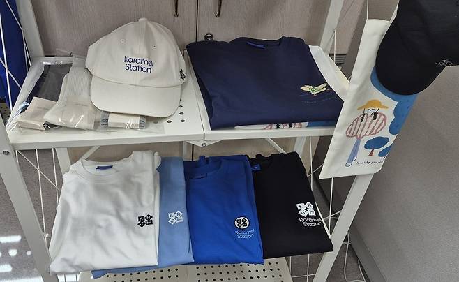 에피그램 티셔츠와 가방, 모자 [동해시 제공. 재판매 및 DB 금지]
