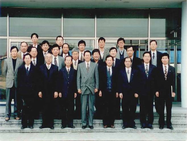 삼성중공업·KAIST, 산학협력 30주년 (서울=연합뉴스) 1995년 삼성중공업-KAIST 산학협력 협의체 창설 당시 기념 사진. 당시 삼성중공업 이경원 부사장(가운데)이 KAIST 관계자들과 기념 촬영을 하고 있다. 2024.5.10 [삼성중공업 제공. 재판매 및 DB 금지]