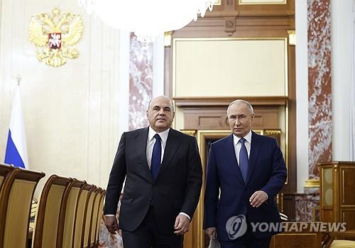 블라디미르 푸틴 러시아 대통령(오른쪽)과 푸틴 '집권 5기'의 첫 총리로 재지명된 미하일 미슈스틴 총리 [EPA=연합뉴스]