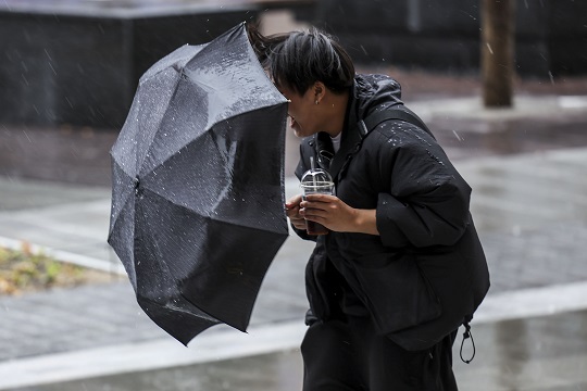 지난 3월 서울 종로구 광화문광장에서 우산을 쓴 시민들이 비바람을 맞으며 이동하는 모습. 사진=뉴시스