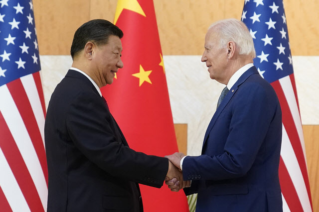 지난 2022년 G20 정상회담에서 시진핑 중국 국가주석(왼쪽)과 조 바이든 미국 대통령(오른쪽)이 악수를 나누고 있다. (사진=연합뉴스·AP통신)