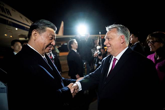 헝가리 부다페스트 리스트 페렌츠 국제공항에서 시진핑(왼쪽) 중국 국가주석을 맞는 오르반 빅토르 헝가리 총리.(사진=로이터·연합뉴스)