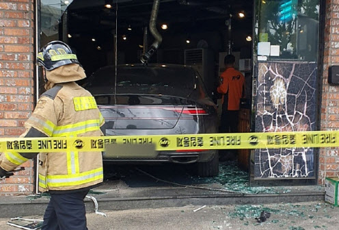 11일 낮 12시께 서울 은평구 대조동 한 식당으로 차량이 돌진하면서 출입문과 내부 자재가 파손되는 사고가 발생했다. (사진=뉴시스)