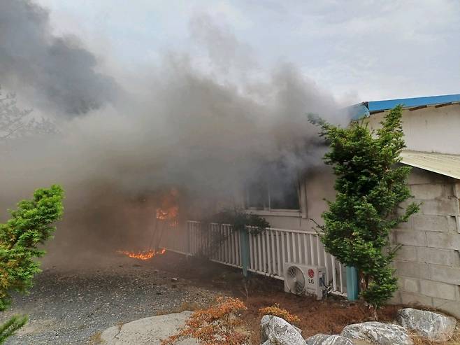11일 오후 2시 49분쯤 충북 괴산군 괴산읍의 한 단독주택에서 불이 90대 할머니가 숨졌다. (괴산소방서 제공) /뉴스1