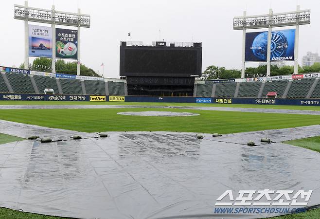 11일 잠실구장에서 KT와 두산의 경기가 열릴 예정이지만 비가 내리고 있다. 그라운드에 방수포가 덮여있다. 잠실=정재근 기자 cjg@sportschosun.com/2024.5.11/
