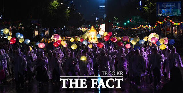 부처님 오신 날을 나흘 앞둔 11일 오후 서울 종로구 흥인지문 인근으로 연등행렬이 지나가고 있다. /서예원 기자