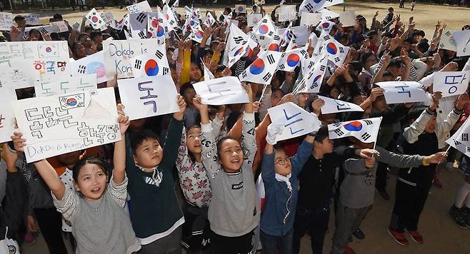 2020년 경기도 수원의 한 초등학교에서 '독도는 우리땅' 노래에 맞춰 독도 플래시몹을 펼치는 어린이들. 10여년 전부터 전국 초중고교생과 시민들 사이에 국토 수호 챌린지로 불붙은 독도 플래시몹 역시 박문영씨가 기획해 보급한 우리만의 문화 컨텐츠다. /뉴스1
