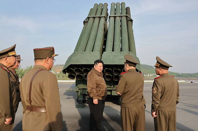 김정은 북한 국무위원장이 10일 신형 240㎜ 방사포를 돌아보고 있다. /조선중앙통신·뉴스1