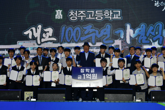 남종현 기념사업회 회장이 모교 후배 50명에게 100만원씩 모두 5천만원의 장학금을 전달했다.