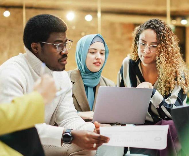 호주 정부가 지난해 발표한 ‘이민전략 보고서’에 실린 이민자 사진.