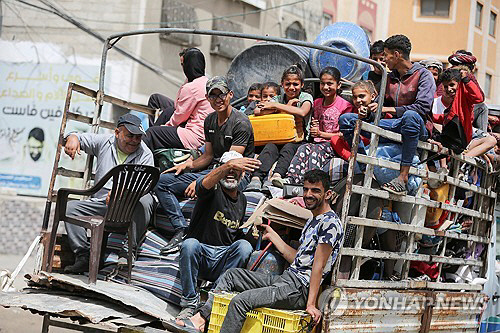 이스라엘군의 대피령이 내려진 가자 최남단 도시 라파 동부지역에서 피란길에 오르는 민간인들. 로이터 연합뉴스