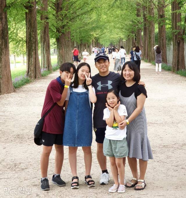 ��� ���νÿ� ��� �����ž��� ���� ���� �Ծ��� �� �ڳฦ Ű��� �ִ�. �����ʺ��� ������ ���� ��, ���� ��������, ù° ����, ��° ����. �����ž� ����