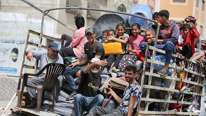 이스라엘군의 대피령이 내려진 가자 최남단 도시 라파 동부지역에서 피란길에 오르는 민간인들 [사진 제공:연합뉴스]