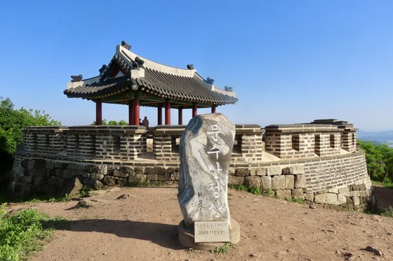 경기 김포시 문수사는 산과 산성 이름을 만들었다. 문수산성 장대 앞에 정상석이 세워져 있다. 김홍준 기자