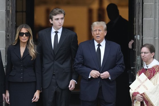 트럼프 전 대통령 부부와 막내아들 배런(오른쪽에서 2번째). AFP 연합뉴스