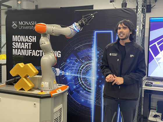 모나쉬대 연구원이 대학 혁신랩에서 개발한 스마트 로봇의 기능에 대해 설명하고 있다.