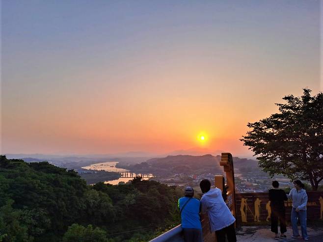 Visitors take photos of the sunset on May 2. (Lee Si-jin/The Korea Herald)