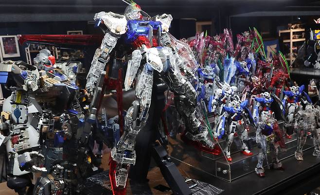 갤러리에 전시된 건담 작품들