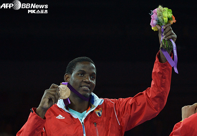 로벨리스 데스파이녜가 2012년 제30회 영국 런던하계올림픽 남자태권도 +80㎏ 시상식에서 동메달을 들어 보이고 있다. 사진=AFPBBNews=News1