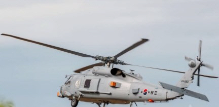 올 연말 한국 해군에 인도될 예정인 록히드마틴의  해상작전헬기 MH-60R 시호크가 한국 해군 마크를 단 채 미국 현지에서 시험비행 중인 모습이 포착됐다. ‘Suburban Wilds Photography’ 페이스북 캡처