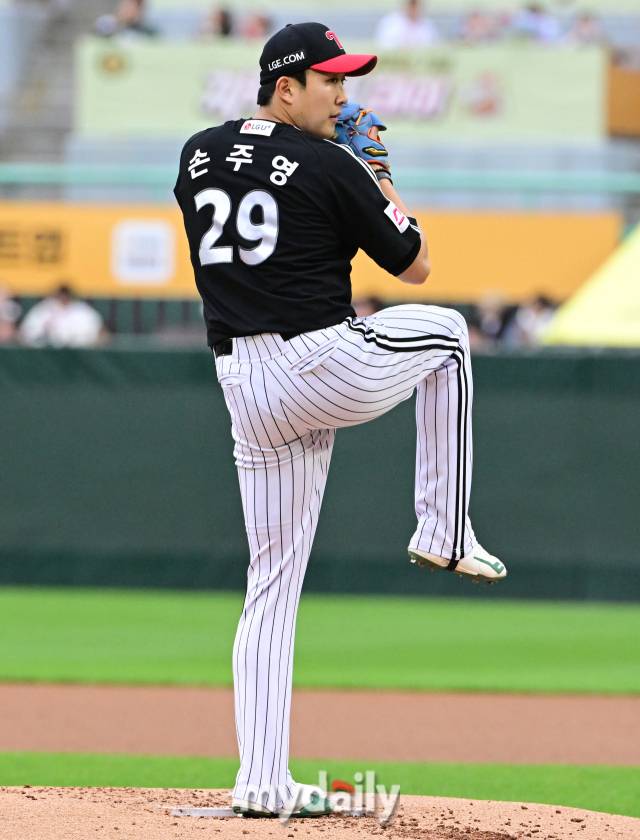 2024년 4월 21일 오후 인천 SSG랜더스필드에서 '2024 신한 SOL Bank KBO리그' LG 트윈스와 SSG 랜더스의 더블헤더 2차전 경기가 열렸다. LG 선발투수 손주영이 역투하고 있다./마이데일리