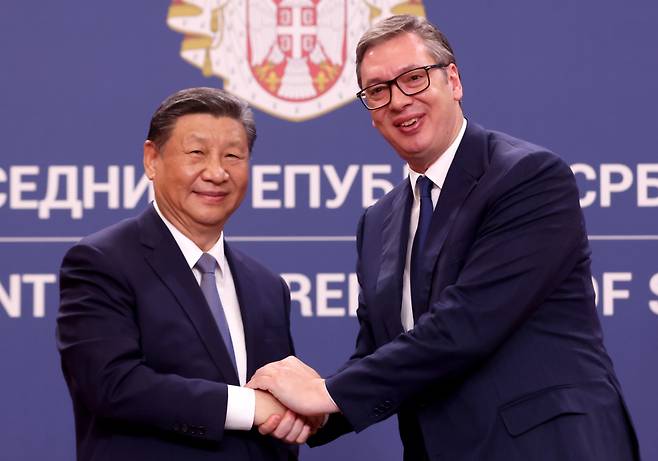 지난 8일(현지시간) 세르비아 수도 베오그라드에서 시진핑(習近平, 왼쪽) 중국 국가 주석과 알렉산다르 부치치 세르비아 대통령이 손을 맞잡고 사진을 찍고 있다. [EPA]