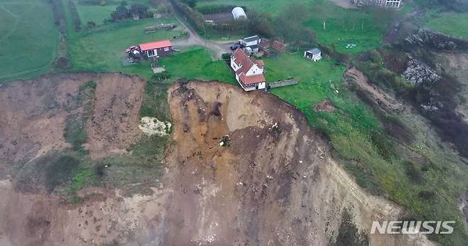 절벽 가장자리에 위태롭게 매달려 화제가 됐던 영국의 한 주택이 결국 철거되게 됐다. 출처 : @CambsNews *재판매 및 DB 금지