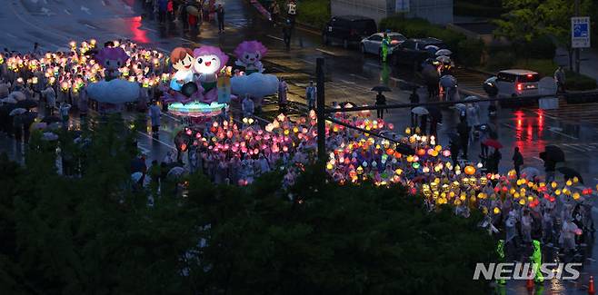 [서울=뉴시스] 최진석 기자 = 연등행렬이 11일 오후 서울 흥인지문에서 출발해 조계사로 향하고 있다. 2024.05.11. myjs@newsis.com