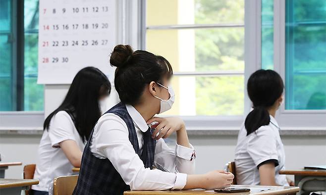 한 고등학교 교실에서 학생들이 창문을 열고 수업을 받고 있다. 연합뉴스