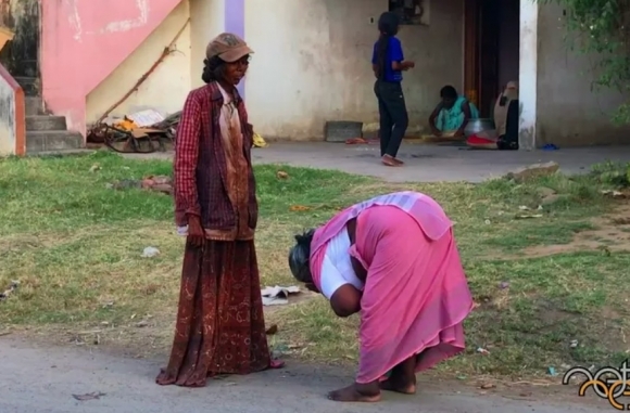 인도에서 ‘신비로운 성녀’로 많은 이들의 숭배를 받는 토피 암마의 모습
