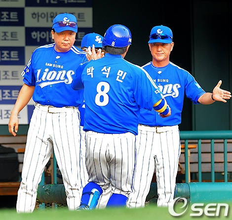 2010년 삼성 감독 시절의 선동열 감독(맨 왼쪽)이 박석민과 하이파이브를 하고 있다.