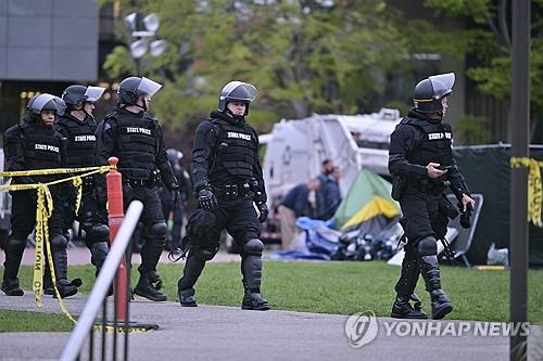 미 MIT 캠퍼스 텐트 농성장 해산에 투입된 경찰 [AP 연합뉴스 자료사진]