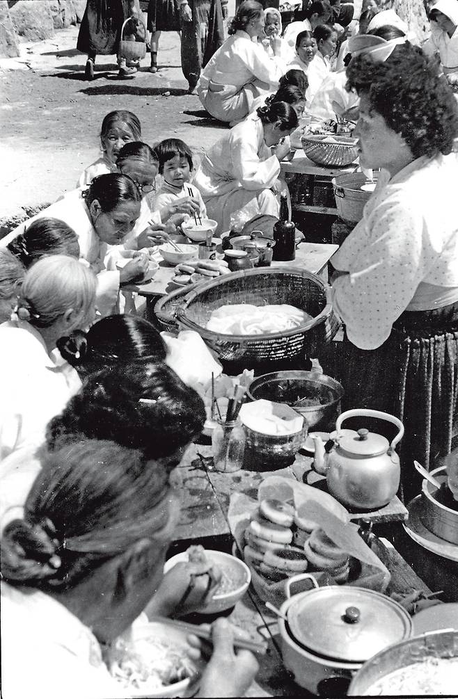서울 광진구 중랑천 근처 장터에서 음식을 사 먹는 시민들. 1957년 [임인식 제공]