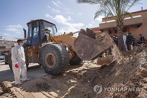 나세르 병원 인근에서 진행된 시신 발굴 작업 [AFP 연합뉴스 자료 사진. 재판매 및 DB 금지]