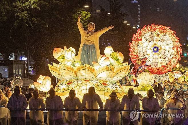 부처님 맞이하는 연등 행렬 (서울=연합뉴스) 임화영 기자 = 부처님오신날을 앞둔 11일 오후 서울 종로 일대에서 연등 행렬이 이어지고 있다. 2024.5.11 hwayoung7@yna.co.kr