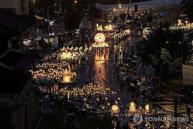 우중 연등 행렬 (서울=연합뉴스) 임화영 기자 = 부처님오신날을 앞둔 11일 오후 서울 흥인지문 인근에서 연등 행렬이 이어지고 있다. 2024.5.11 hwayoung7@yna.co.kr