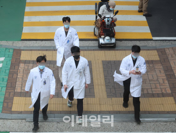 [이데일리 방인권 기자] 서울 시내 대학 병원에서 의료진이 발걸음을 옮기고 있다.
