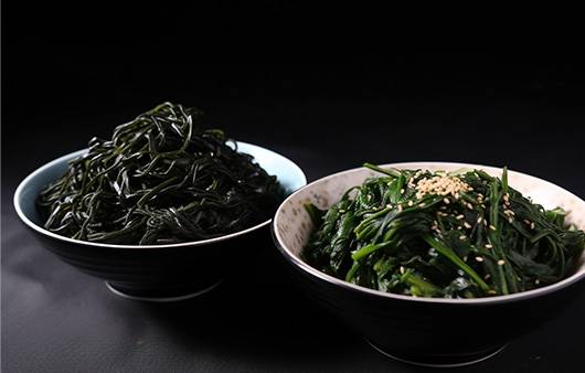 체중 감량에 도움 되는 미역과 시금치ㅣ출처: 미드저니