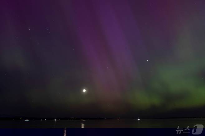 미국 워싱턴주 에드먼즈의 퓨젯 사운드 상공에서 오로라(북극광)이 보이고 있다. 2024.5.10 ⓒ 로이터=뉴스1